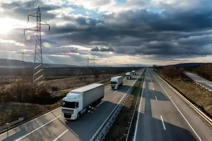 Transportlogistik, die den effizienten Warenfluss über verschiedene Verkehrsmittel hinweg darstellt