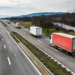 LKWs auf der Autobahn, die den Transport von Waren darstellen.