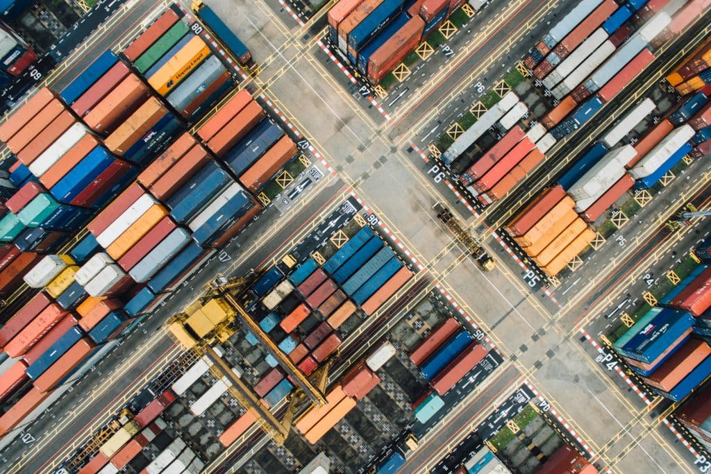 Stadtlandschaft mit Fokus auf logistische Infrastruktur